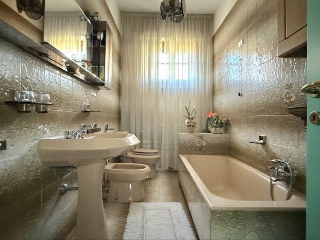 RONCHI, zona tranquilla e vicina al mare, villa su più livelli con ampio giardino su quattro lati. Al piano terra troviamo ingresso, salone, tinello, - Foto 12