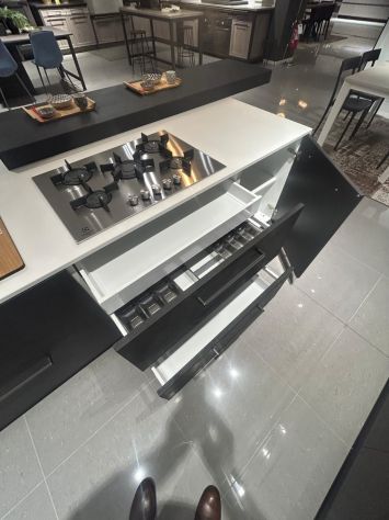 Cucina nuova e moderna completa con isola, elettrodomestici incasso e penisola - Foto 8