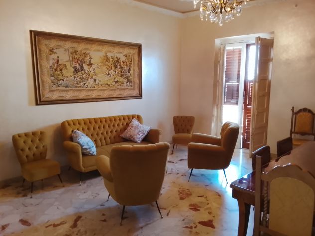 Via Gioeni locasi appartamento arredato € 400