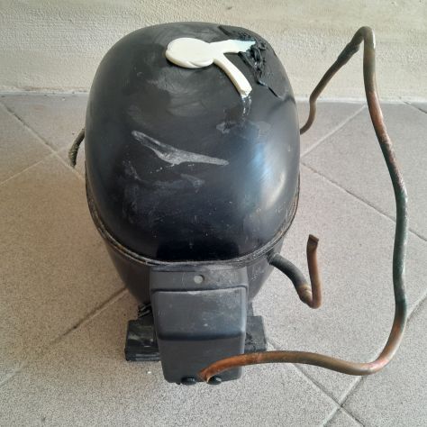 Compressore per frigorifero Ariston BCS 321 AI e compatibile con altri modelli - Foto 3