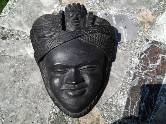 Vendo vecchia maschera africana in legno.