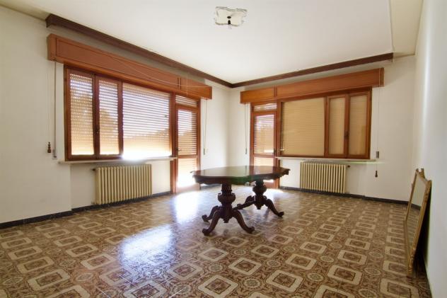 Bonavicina – Ampia bifamiliare con 2 appartamenti, 800 mq di giardino e volumetria edificabile. - Foto 10