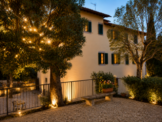 Stanza tranquilla nel verde in collina a Firenze con parcheggio privato