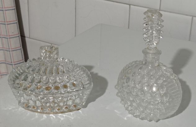 Set da toeletta in vetro pressato "hobnail"