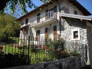 A Demonte, casa indipendente con giardino