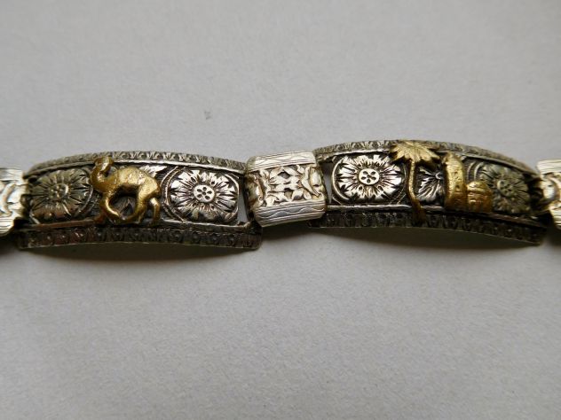 Braccialetto antico in argento cesellato a mano con miniature varie in oro