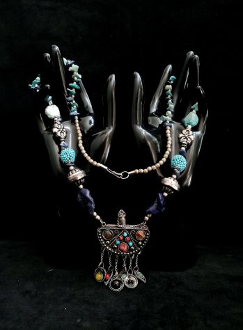LUNGA COLLANA ETNICA NEPAL CON AMPOLLA PORTA-PROFUMO E PIETRE VARIE. - Foto 6