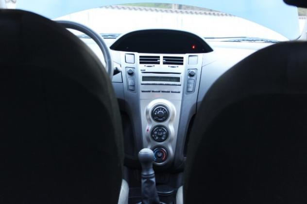 Toyota Yaris 1.0ie 5porte " SOL ESTETICA DA AUTO NUOVA UNICA UTILIZZATRICE GOMME ALL SEASON CLIMA CONSUMI OTTIM - Foto 2
