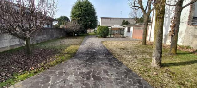 Casa indipendente di 300 m² con 5 locali e box auto doppio in vendita a Casorezzo