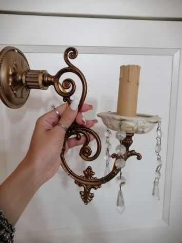 Coppia di vecchie applique funzionanti in ottone, ceramica, vetro e metallo. - Foto 7