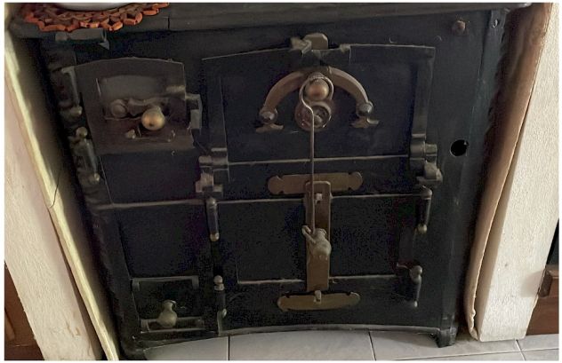 Antica stufa in ghisa lavorata, primi del 900 (usata) privato vende.
