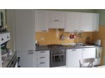 cucina con elettrodomestici
