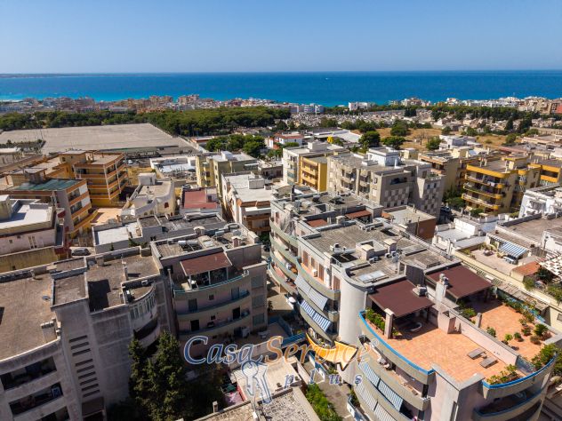 Ampio appartamento con vista mare e box auto