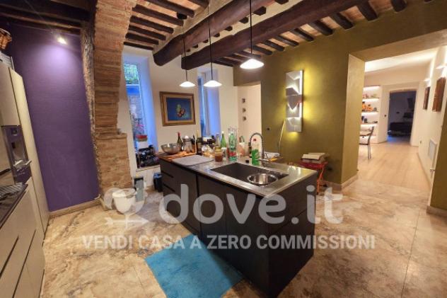 Villa di 250 m² con più di 5 locali e posto auto in vendita a Siena