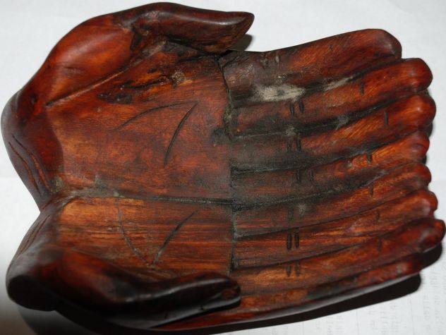 Mano portaoggetti in legno