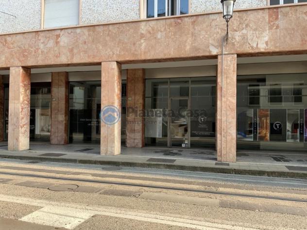 CENTRO STORICO: negozio con 4 vetrine, uffici e magazzino