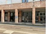 CENTRO STORICO: negozio con 4 vetrine, uffici e magazzino