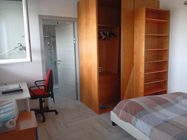 Stanza con bagno privato a studentessa universitaria