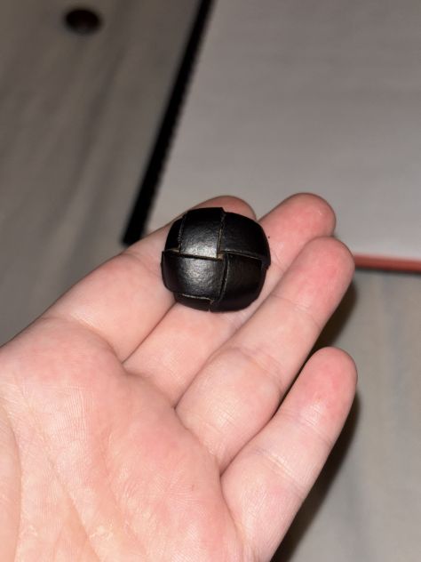 UN BOTTONE NUOVO MAI USATO IN VERA PELLE NERA INTRECCIATA E METALLO - Foto 3