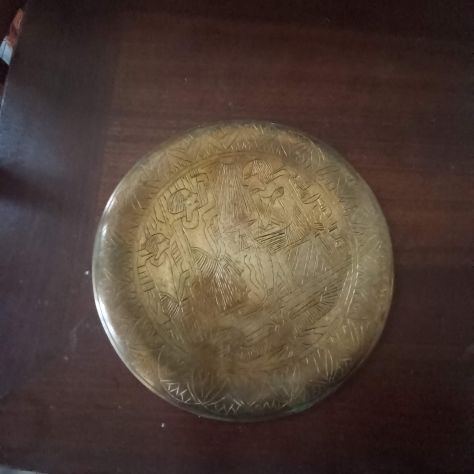 piatto in ottone con incise scena rituale egizio - Foto 2