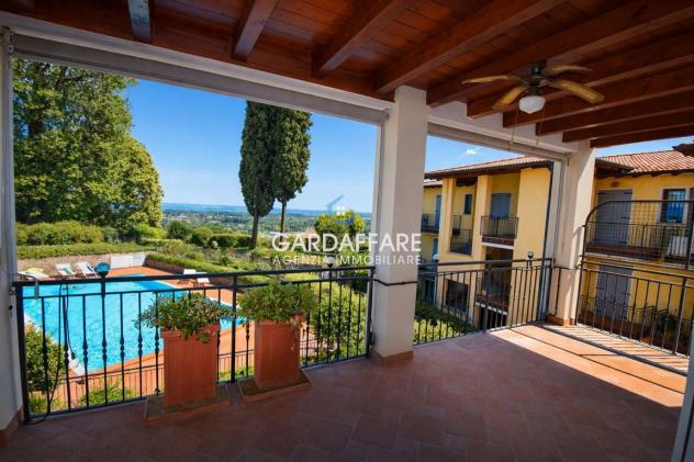APPARTAMENTO TRILOCALE AL PRIMO PIANO D’ANGOLO CON STUPENDA VISTA LAGO A POLPENAZZE DEL GARDA