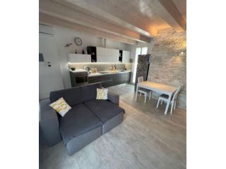 APPARTAMENTO ampio e luminoso con posto auto coperto e cantina.