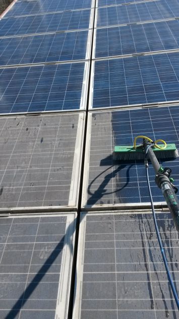 Operai per la pulizia di pannelli fotovoltaici sui tetti
