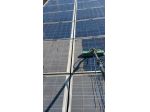 Operai per la pulizia di pannelli fotovoltaici sui tetti