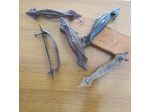 5 VECCHIE MANIGLIE IN OTTONE CON VITE IN FERRO PER MOBILI VARI -