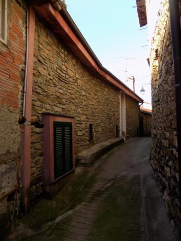 VENDESI A CESIO IN CENTRO PAESE CASA AUTONOMA SU TRE LIVELLI IN PERFETTO STATO - Foto 4