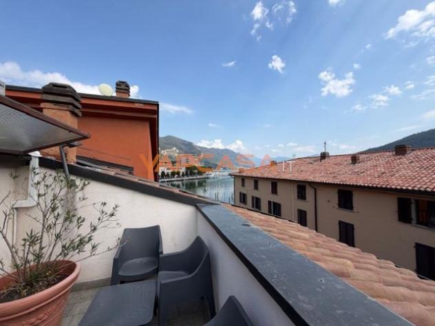 PARATICO – ULTIMO PIANO CON TERRAZZINO, PISCINA E SCORCIO LAGO - Foto 6
