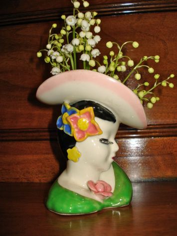 Vaso antico in porcellana policroma raffigurante busto di donna - Foto 2