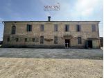 Ampia casa colonica con servizzi annessi e corte esclusiva