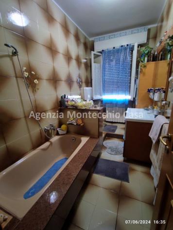Casa bifamiliare in posizione centrale con ampio scoperto esclusivo, garage e due unità abitative - Foto 18