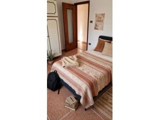 Singola con letto una piazza e mezzo.