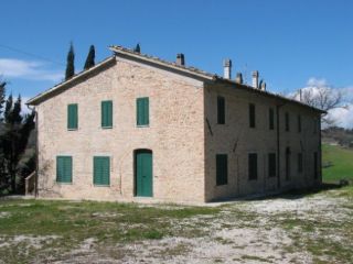 CASALE RUSTICO NEL PARCO DELLE CESANE URBINO (PU)