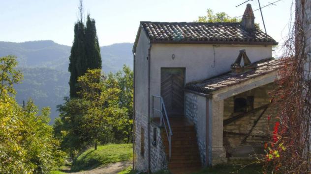 TORRICELLA: Fossombrone località torricella nell antico borgo medievale, sormontato dai ruderi di una rocca, da cui si dominava la valle del tarugo, a - Foto 2