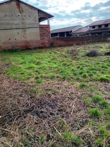 Posizionato nella zona sud rispetto al centro paese, terreno edificabile a forma rettangolare con possibilità di realizzare diverse unità abitative. L - Foto 4