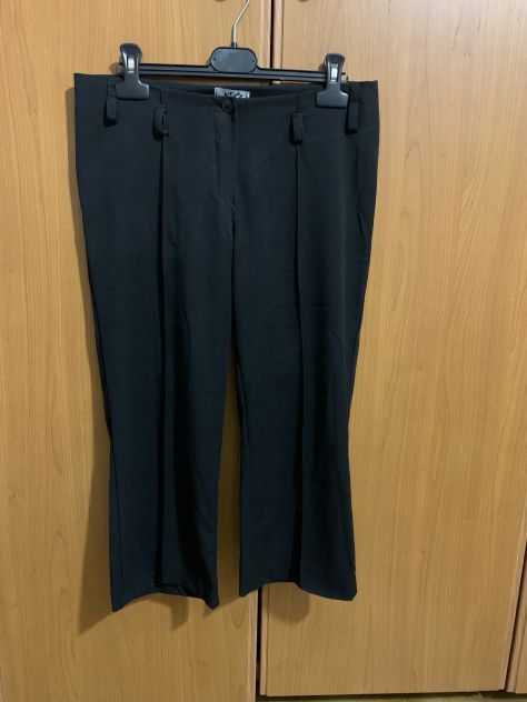 PANTALONI FINO AL SOTTO IL GINOCCHIO CAPRI MARCA”XYZ ITALY” DA DONNA NERI POCO E