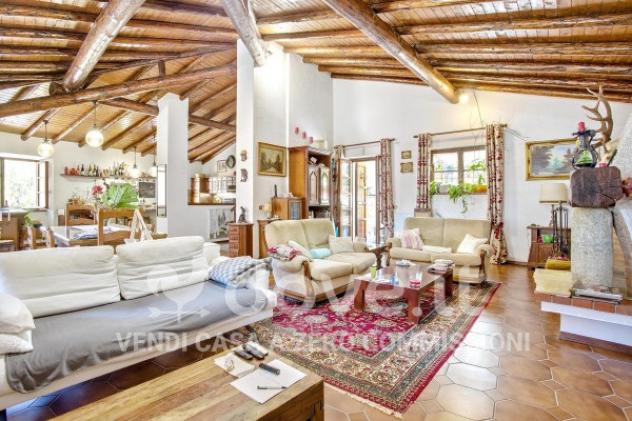 Villa di 400 m² con più di 5 locali e posto auto in vendita a Rancio Valcuvia