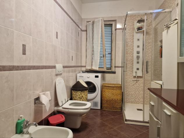 RONCHI, località Poveromo, porzione di bifamiliare in contesto residenziale tranquillo e vicino al mare. L'immobile si distingue per giardino su tre l - Foto 14