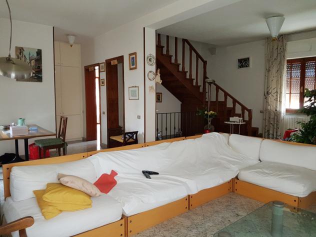 MARINA DI MASSA, prima periferia e poco distante dal mare, vendesi villetta singola con giardino circondante: salone, cucina, tinello con camino, bagn - Foto 3