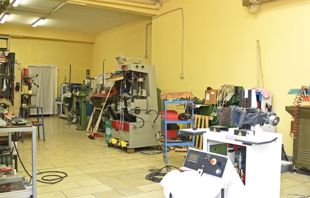 Locale ad uso artigianale nel "condominio Elettra"