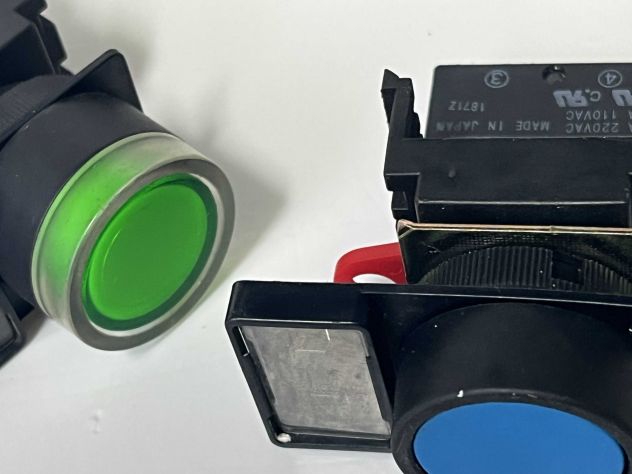 OMRON A22-10 blu - Verde Interruttore a pulsante - N. 02