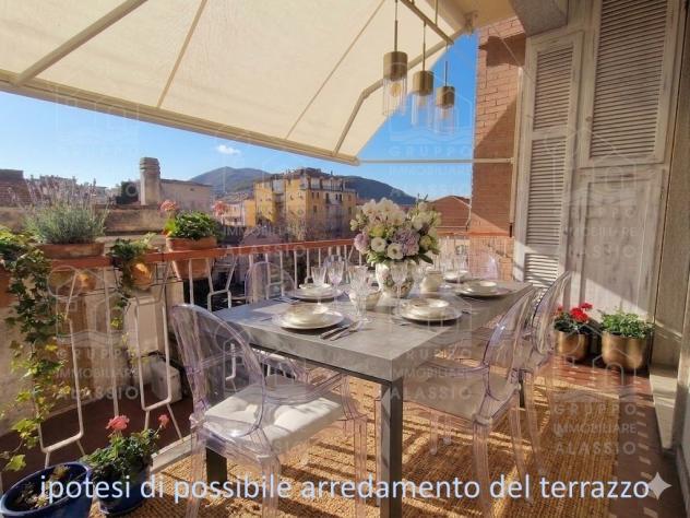 Albenga, soleggiato e centralissimo appartamento con terrazzo in centro