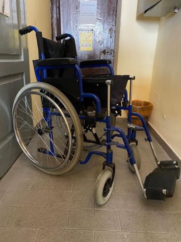 Carrozzina pieghevole per anziani e disabili - Foto 2