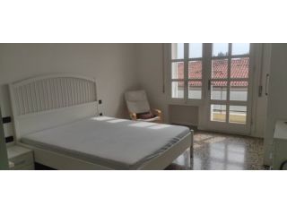 Disponibile una camera, urgente (primo luglio), no perditempo