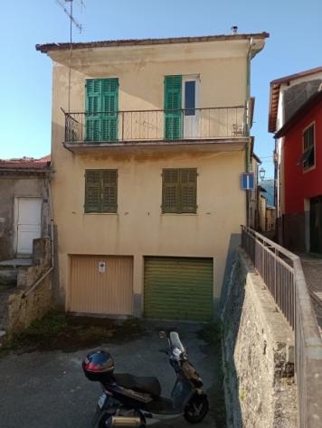 VENDESI A POGGIALTO, FRAZIONE DI AURIGO CASA AUTONOMA IN CENTRO PAESE CON GARAGE - Foto 2