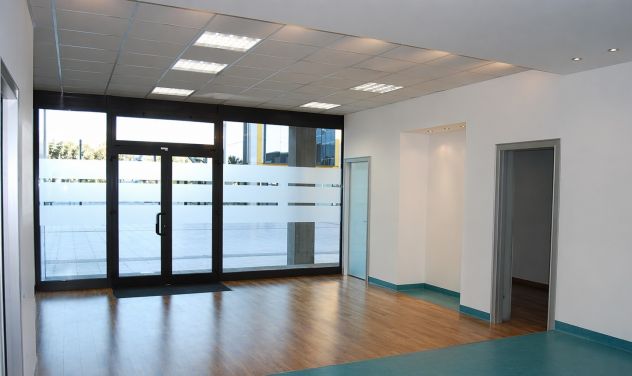 PADOVA EST – UFFICIO PIANO TERRA CON GARAGE E GRANDE VISIBILITÀ