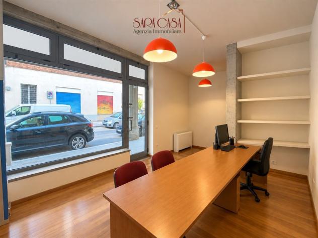 Attività commerciale con ampia vetrina sviluppata su due livelli - Foto 3